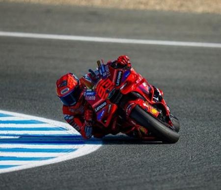 Marc Marquez kalah dari Alex Marquez di Sprint Race MotoGP Inggris 2025. Foto: dok. Ducati