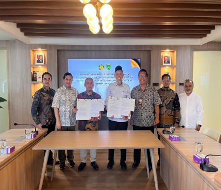 Wako Dumai, Paisal MoU dan penyerahan dokumen perjanjian pinjam pakai BMN hak bangunan atas tanah (foto/bambang)