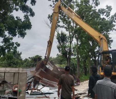 Pemko Pekanbaru menertibkan dan membongkar warung remang-remang yang berdiri liar di sepanjang Jalan SM Amin. (Foto: Sri Wahyuni)
