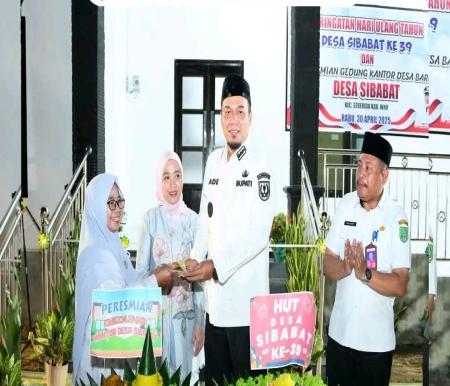 Bupati Ade Agus Hartanto resmikan kantor baru Desa Sibabat (foto/andri)