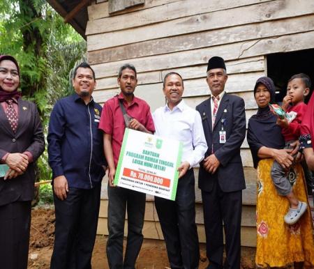 Gubernur Riau (Gubri) Abdul Wahid, kembali menunjukkan kepeduliannya kepada masyarakat di pelosok desa.