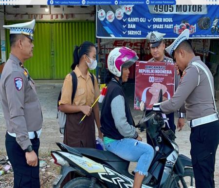 Polres Pelalawan bagikan Bendera Merah Putih gratis di Pangkalan Kerinci (foto/Andy)