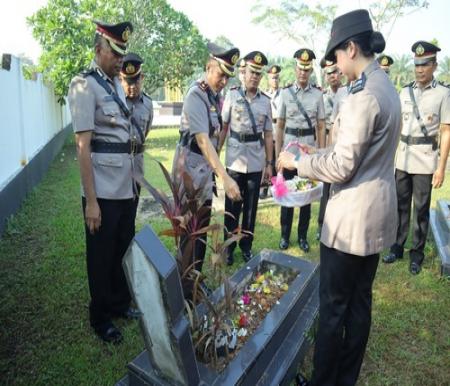 Polres Indragiri Hulu menggelar upacara ziarah dan tabur bunga di TMP Indra Bhakti. (Foto: Andri Subakti)