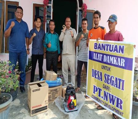 Perkuat pencegahan Karhutla, PT NWR salurkan bantuan mesin mini striker (foto/Andy)