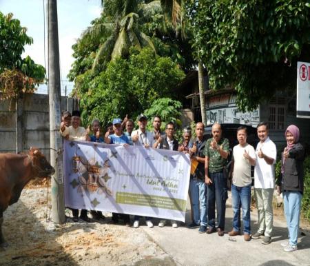 Bandara SSK II Pekanbaru salurkan bantuan dua ekor sapi kurban (foto/Yuni)