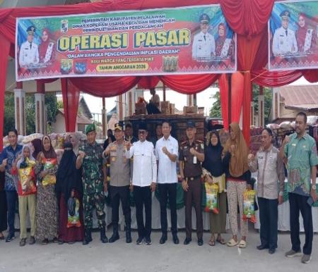 Bupati buka operasi pasar pengendalian inflasi untuk warga terdata P3KE (foto/Andy)