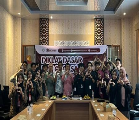 Peserta Dikdas Jurnalistik 2026 LPM Gagasan foto bersama Kapodi Ilmu Komunikasi UIN Suska Riau, Dr Musfialdy (foto/ist)