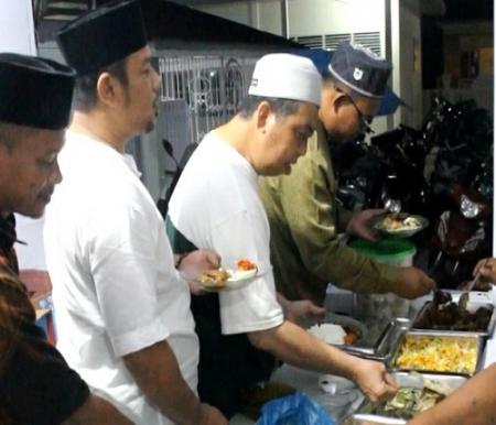 Buka puasa bersama jamaah Rumah Suluk Syekh Oesman Sahabuddin di Bagansiapiapi.(foto: afrizal/halloriau.com)