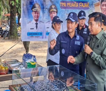 Menteri Lingkungan Hidup, Hanif Faisol Nurofiq saat meninjau TPA Muara Fajar Pekanbaru (foto/riki)