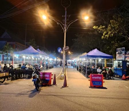 Suasana aktivitas pedagang UMKM di kawasan Jalan Gajah Mada Tembilahan yang kini tertata rapi dan ramai dikunjungi masyarakat (foto/Ayendra)