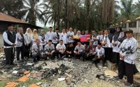 PGRI Pelalawan salurkan Rp110 juta bagi guru korban kebakaran di Ukui.(foto: andi/halloriau.com)