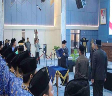 Wako Pekanbaru, Agung Nugroho melantik ratusan PNS (foto/Tata)