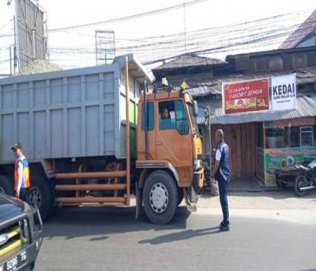 Pemko Pekanbaru memberlakukan larangan bagi truk besar untuk melintas di 14 ruas jalan protokol. (Foto: Dini Rahmadanti)