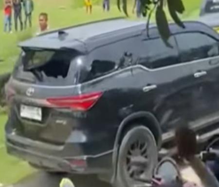 Mobil polisi dirusak saat razia PETI di Cerenti, Kuansing (foto/Ultra)
