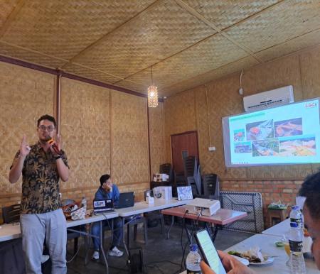 Anditya SCCM PT HKI menjelaskan progres proyek Lingkar Pekanbaru (foto/riki)