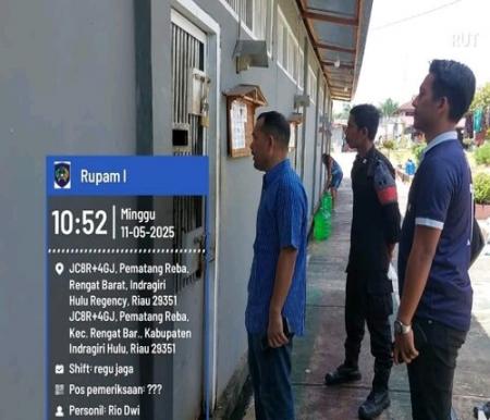 Karutan Rengat, Ridar F Ginting rutin kontrol blok hunian setiap minggu bersama petugas. (Foto: Andri Subakti)