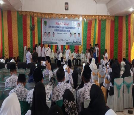 35 orang calon jemaah haji PGRI Rohil di Tepuk Tepung Tawar sebelum berangkat ke tanah suci (foto/afrizal)