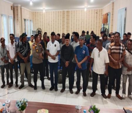 Ampat dan masyarakat Rupat gelar pertemuan pasca penangkapan tiga warga penambang pasir tradisional.(foto: barkah/halloriau.com)