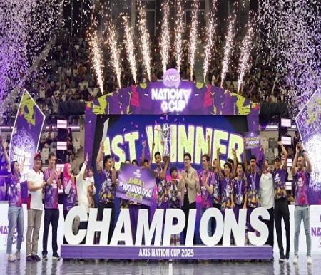 Jajaran direksi XLSMART saat penyerahan piala kepada juara nasional AXIS Nation Cup 2025.(foto: istimewa)