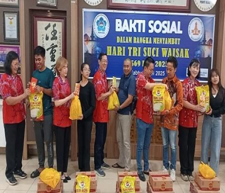 PSMTI Riau salurkan bantuan untuk guru agama buddha di Pekanbaru.(foto: metroriau.com)