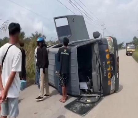 14 tahanan terluka usai mobil terguling di Jalan Arifin Achmad Dumai (foto/int)