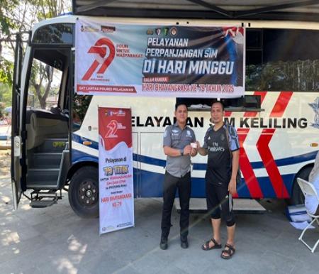 Satlantas Polres Pelalawan gelar pelayanan perpanjangan SIM di Lapangan Kreatif, Pangkalan Kerinci (foto/Andy)