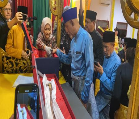 Mahkota Kerajaan Siak tiba dan akan dipamerkan di Pekanbaru (foto/yuni)