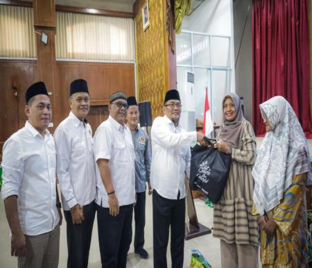 Wawako Dumai Sugiyarto didampingi Pengurus PWI Dumai menyerahkan bantuan untuk janda wartawan PWI Dumai saat acara Buker di Gedung Pendopo Jl Putri Tujuh (foto/bambang)