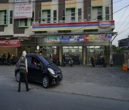 Parkir 24 jam di ritel modern Pekanbaru dikeluhkan warga (foto/tribunpekanbaru)