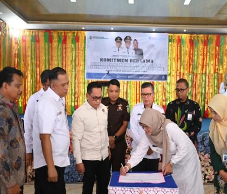Disdik Dumai Tandatangani Pakta Integritas Wujudkan SPMB yang Adil, Transparan, Tanpa Diskriminasi, Rabu (21/5/2025) di Aula SMPN 2 Dumai. (Foto: Bambang)