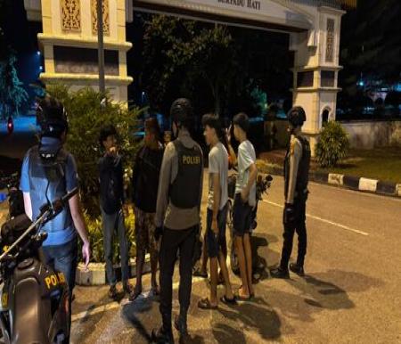 Tim Raga Res Pelalawan melaksanakan patroli malam di Pangkalan Kerinci. (Foto: Andy Indrayanto)
