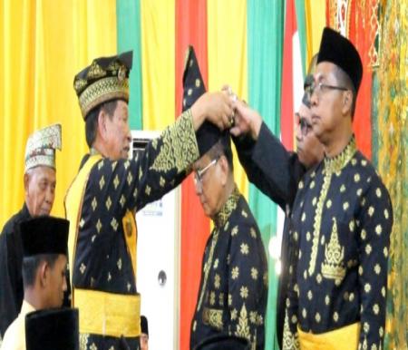 Penabalan gelar adat untuk Bupati dan Wabub Rohil dilakukan langsung Ketua MKA LAM Riau, Datuk Seri H. Raja Marjohan Yusuf (foto/afrizal)