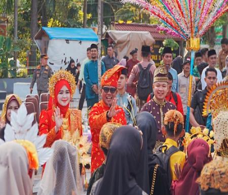 Bupati Pelalawan H. Zukri dan Wakil Bupati Husni Tamrin melepas Pawai Budaya. (Foto: Andi Indrayanto)