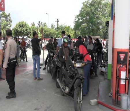 Antrian warga mengisi BBM di SPBU Rohil.(foto: afrizal/halloriau.com)