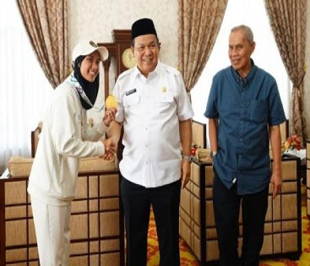 Plt Gubernur Riau, SF Hariyanto bersama atlet panjat tebing Riau,  Puja Lestari peraih medali emas di SEA Games 2o25 Thailand.(foto: mcr)