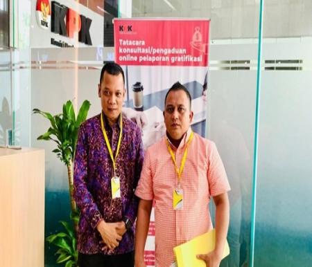 Mantan Pj Walikota Pekanbaru, Muflihun bersama tim kuasa hukum saat mendatangi KPK. (Foto: istimewa)