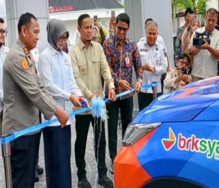 Walikota Pekanbaru, Agung Nugroho resmikan layanan mobil keliling.(foto: tata/halloriau.com)