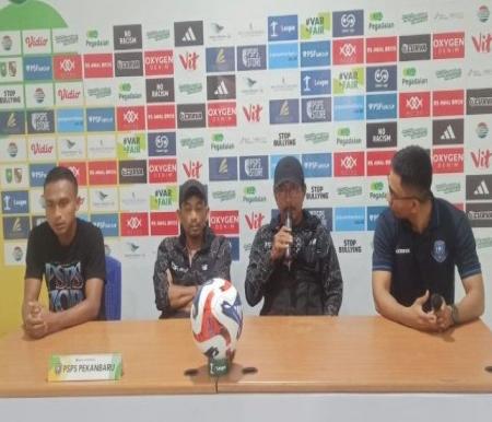 Laga hidup mati, PSPS Pekanbaru dan Sriwijaya FC berebut tiga poin di Stadion Kaharuddin Nasution (foto/MCR)