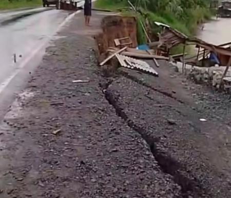 Bahu jalan sepanjang 40 meter yang terletak persis di tepi Sungai Indragiri mengalami keretakan serius.