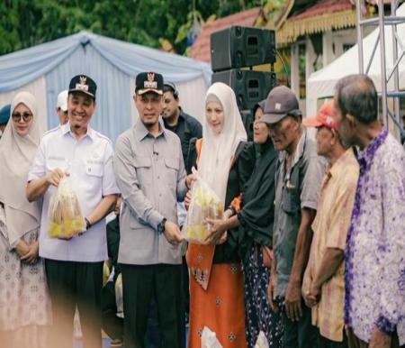 Walikota Pekanbaru saat distribusi Bantuan dan Cek Kesehatan didampingi Wawako Markarius Anwar.