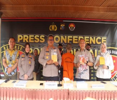 Kapolres Dumai memimpin konferensi pers terkait pengungkapan peredaran narkotika jenis shabu dengan berat bruto sekitar 1037,73 gram. (Foto: Bambang)