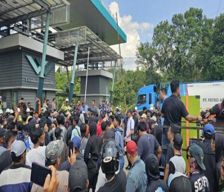Ratusan massa yang tergabung dalam Aliansi Pengusaha dan Masyarakat Dumai menggelar aksi damai di depan pintu masuk PT Wilmar Dumai, Selasa (6/5/2025) sore. (Foto: Bambang)