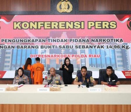 Polda Riau menggelar konferensi pers pengungkapan 14,96 sabu di Kabupaten Siak.