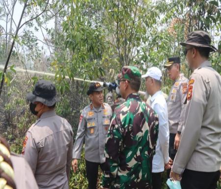 Wako Dumai, Paisal bersama Kapolda Riau, Herry Heryawan meninjau langsung lokasi kebakaran hutan dan lahan di kawasan Tanjung Palas, Dumai Timur (foto/bambang)