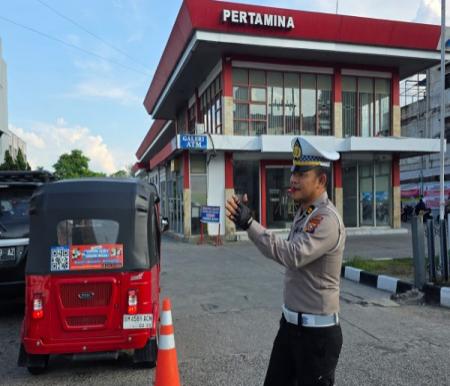 Ditlantas Polda Riau dan Satlantas Polresta Pekanbaru melakukan pengamanan di SPBU dan titik rawan kemacetan (foto/ist)