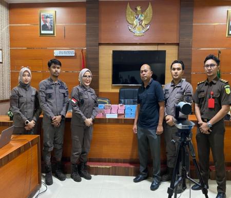 Kajari Inhil Nova Puspitasari MH dan Kadis PUTR Umar saat menerima pengembalian uang kerugian negara dari pihak rekanan (foto/ayendra)