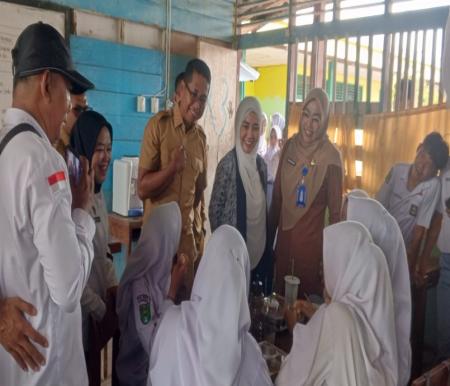 Wabup Rohil, Jhony Charles bersama anggota DPRD RI, Sewitri meninjau pembagian MBG ke siswa SMAN 2 Bangko (foto/afrizal)