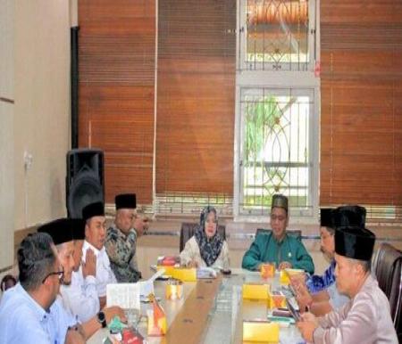 Bupati Siak Afni Zulkifli menemui  Dinas Lingkungan Hidup dan Kehutanan (DLHK) Provinsi Riau. (Foto: Tribun Pekanbaru)