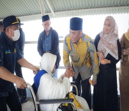 Wakil Walikota Sugiyarto Sambut Kedatangan 270 Jamaah Haji Asal Kota Dumai di Pelabuhan Pelindo, Selasa (24/6/2024). (Foto: Bambang)