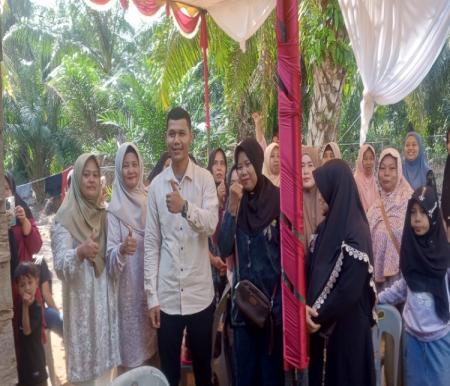 Reses di Sungai Nyamuk, Rahmad Iman Cahyadi janji perbaiki infrastruktur Jalan Poniman (foto/Afrizal)